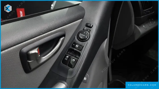 HYUNDAI STAREX 5-SEATER VAN