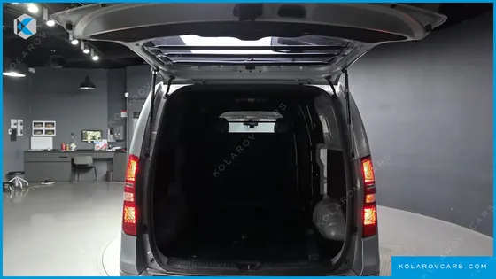 HYUNDAI STAREX 5-SEATER VAN