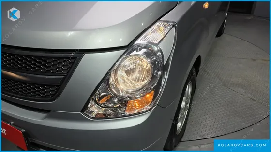 HYUNDAI STAREX 5-SEATER VAN