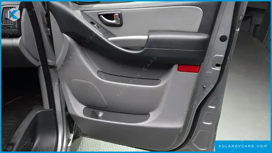 HYUNDAI STAREX 5-SEATER VAN