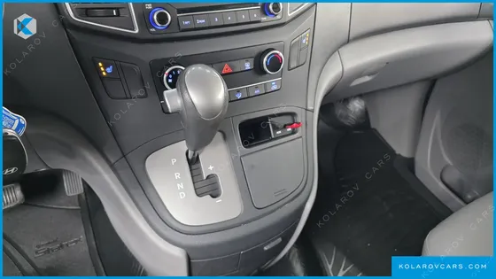 HYUNDAI STAREX 5-SEATER VAN