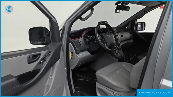 HYUNDAI STAREX 5-SEATER VAN