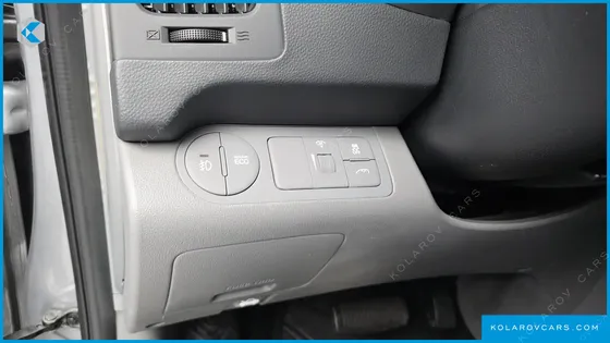 HYUNDAI STAREX 5-SEATER VAN