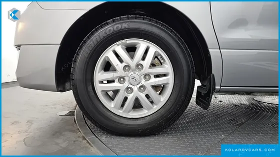 HYUNDAI STAREX 5-SEATER VAN
