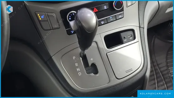 HYUNDAI STAREX 5-SEATER VAN