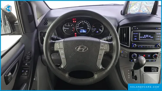 HYUNDAI STAREX 5-SEATER VAN