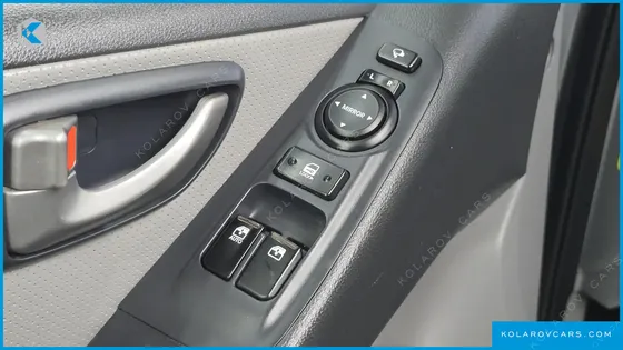 HYUNDAI STAREX 5-SEATER VAN