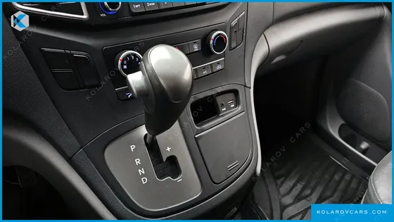 HYUNDAI STAREX 5-SEATER VAN