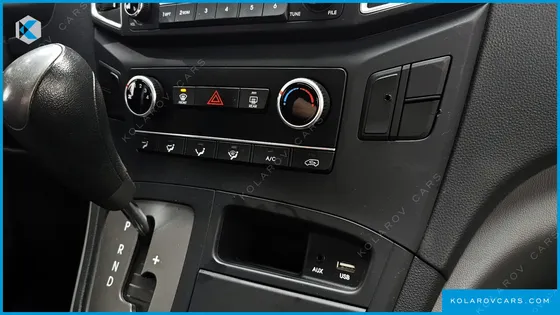 HYUNDAI STAREX 5-SEATER VAN