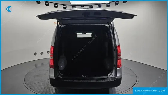 HYUNDAI STAREX 5-SEATER VAN