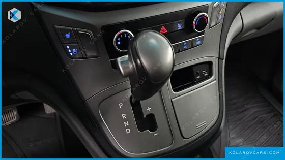 HYUNDAI STAREX 5-SEATER VAN
