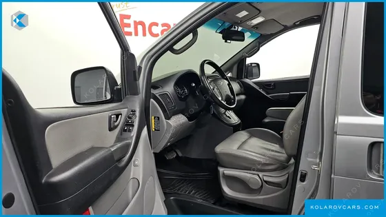 HYUNDAI STAREX 5-SEATER VAN