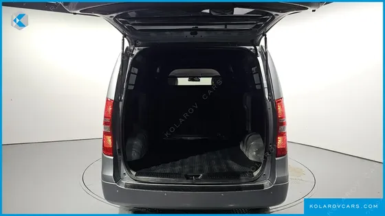 HYUNDAI STAREX 5-SEATER VAN