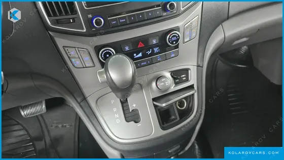 HYUNDAI STAREX 4WD 11-SEATER WAGON