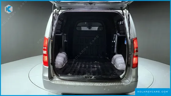 HYUNDAI STAREX 5-SEATER VAN