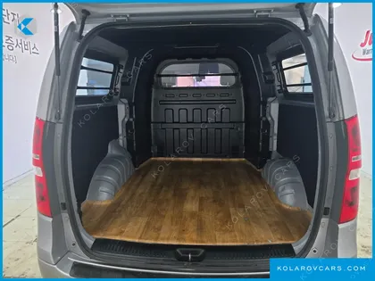 HYUNDAI STAREX 5-SEATER VAN