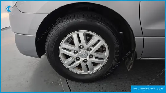 HYUNDAI STAREX 5-SEATER VAN