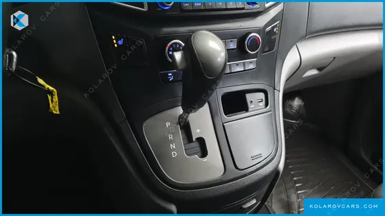 HYUNDAI STAREX 5-SEATER VAN