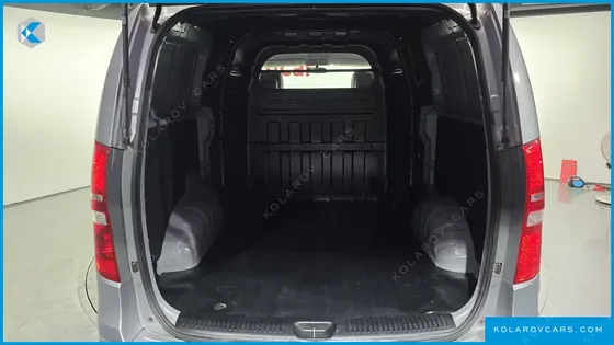 HYUNDAI STAREX 5-SEATER VAN