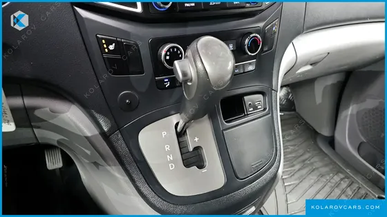 HYUNDAI STAREX 5-SEATER VAN