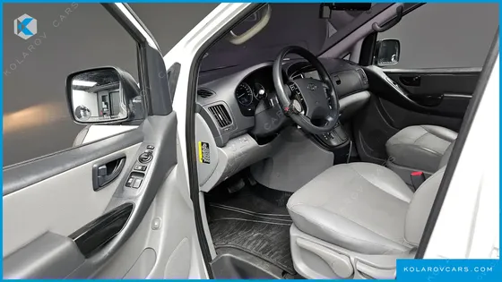 HYUNDAI STAREX 5-SEATER VAN
