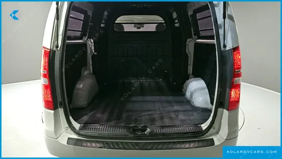 HYUNDAI STAREX 5-SEATER VAN