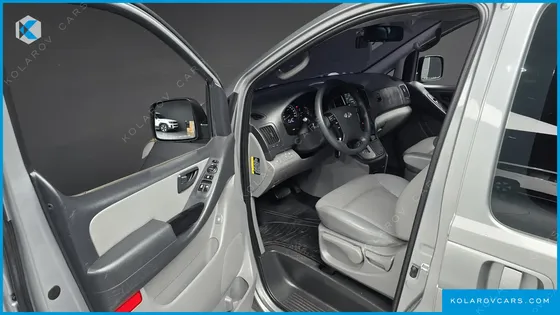 HYUNDAI STAREX 5-SEATER VAN