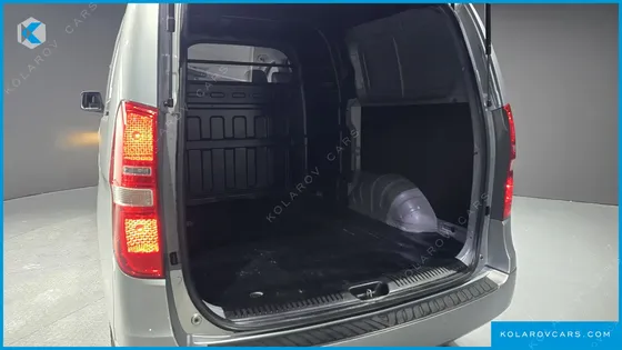 HYUNDAI STAREX 5-SEATER VAN