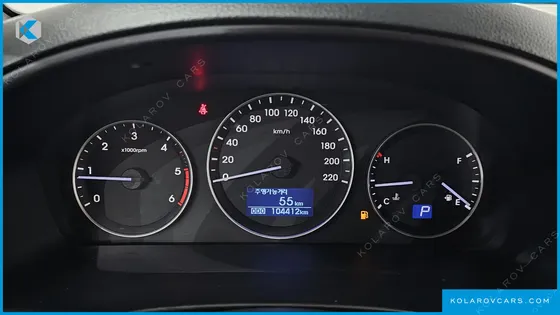 HYUNDAI STAREX 5-SEATER VAN