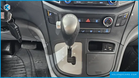 HYUNDAI STAREX 5-SEATER VAN
