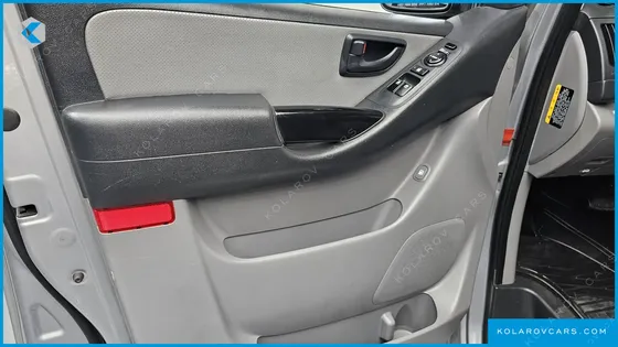 HYUNDAI STAREX 5-SEATER VAN