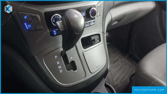 HYUNDAI STAREX 5-SEATER VAN