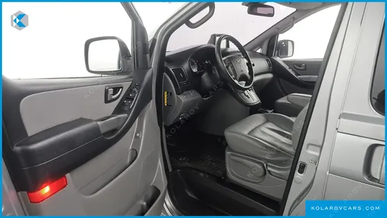 HYUNDAI STAREX 5-SEATER VAN