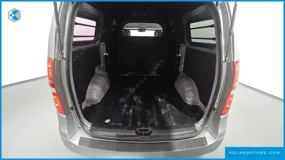 HYUNDAI STAREX 5-SEATER VAN