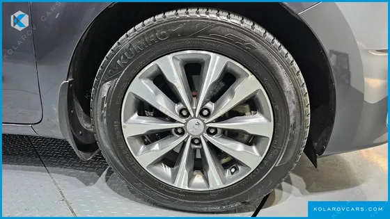 KIA CARNIVAL 9-SEATER LUXURY