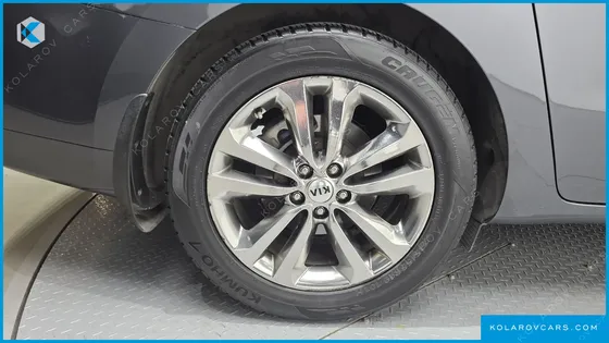 KIA CARNIVAL 9-SEATER PRESTIGE