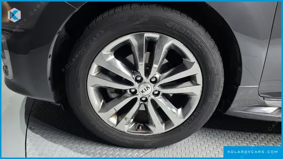 KIA CARNIVAL 9-SEATER PRESTIGE