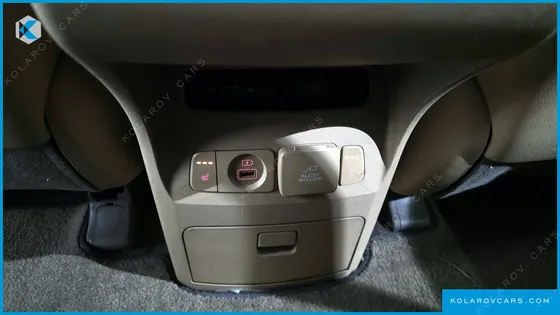 KIA CARNIVAL 9-SEATER HI-LIMOUSINE