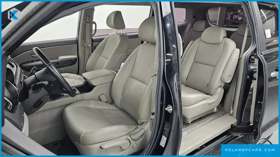 KIA CARNIVAL 9-SEATER LUXURY