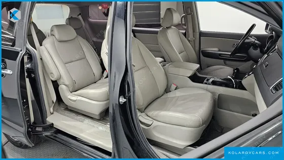KIA CARNIVAL 9-SEATER LUXURY