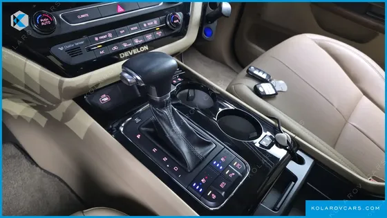 KIA CARNIVAL GASOLINE 7-SEATER HI-LIMOUSINE