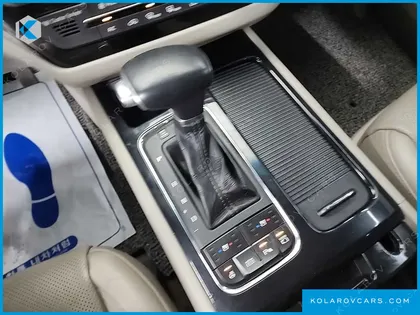 KIA CARNIVAL 9-SEATER NOBLESSE