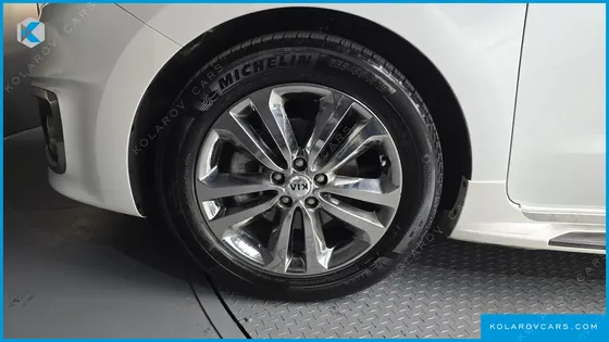 KIA CARNIVAL 9-SEATER OUTDOOR