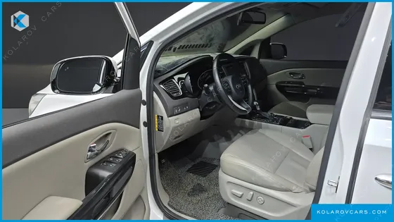 KIA CARNIVAL 9-SEATER OUTDOOR