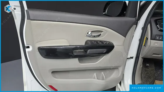 KIA CARNIVAL 9-SEATER OUTDOOR
