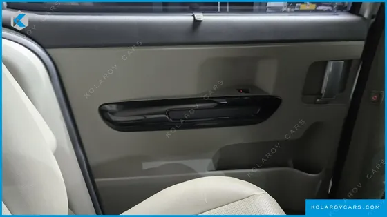 KIA CARNIVAL 9-SEATER OUTDOOR