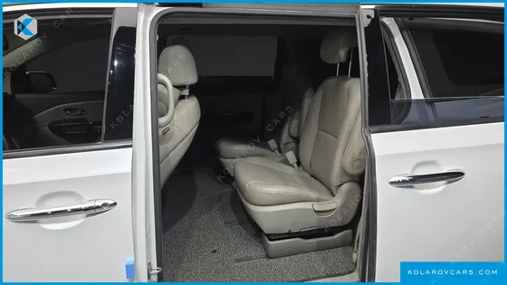 KIA CARNIVAL 9-SEATER OUTDOOR