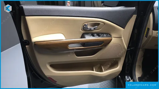 KIA CARNIVAL 9-SEATER HI-LIMOUSINE