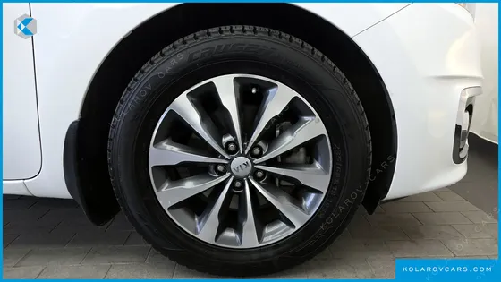 KIA CARNIVAL 9-SEATER LUXURY