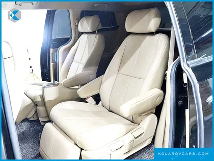 KIA CARNIVAL GASOLINE 7-SEATER HI-LIMOUSINE